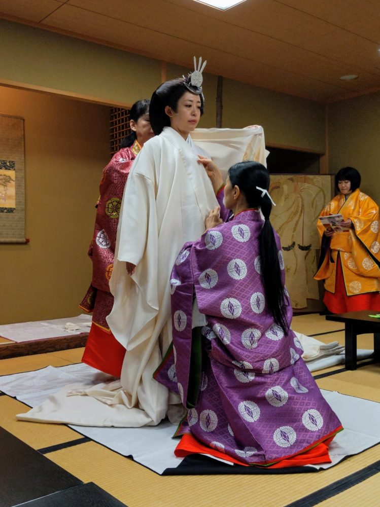 日本の着物の原点 十二単 | -まとう- 着物を愛する人のための上質な結婚式